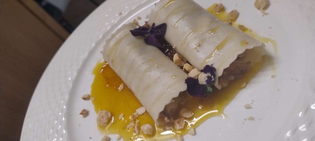 Pimienta Negra Gastrobar Canelones rellenos de codillo, plato estrella en Pimienta Negra Gastrobar en Valdefuentes, Cáceres