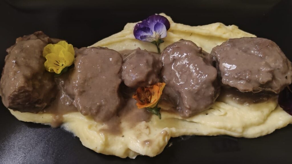 Pimienta Negra Gastrobar Carrillera ibérica al vino, platos especiales, comida casera, recetas innovadoras, cocina creativa en Pimienta Negra Gastrobar en Valdefuentes, Cáceres