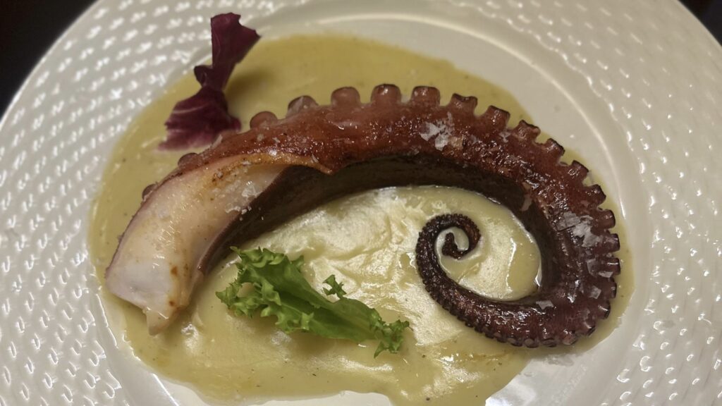 Pimienta Negra Gastrobar Pulpo a la portuguesa, platos especiales, comida casera, recetas innovadoras, cocina creativa en Pimienta Negra Gastrobar en Valdefuentes, Cáceres