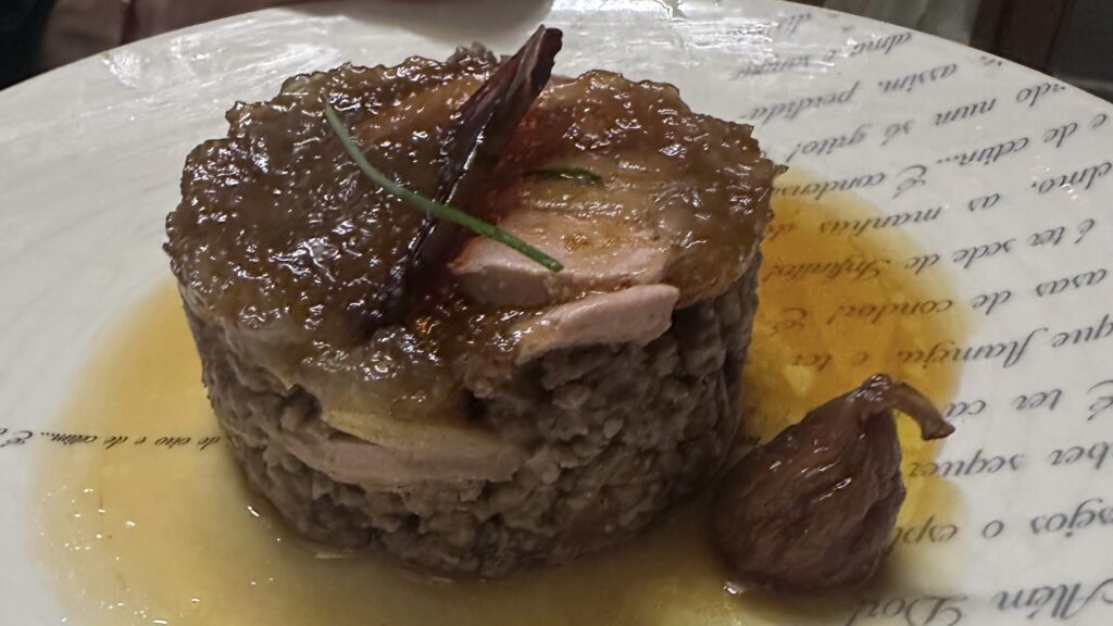 Pimienta Negra Gastrobar Timbal de cordero con foie, platos especiales, comida casera, recetas innovadoras, cocina creativa en Pimienta Negra Gastrobar en Valdefuentes, Cáceres