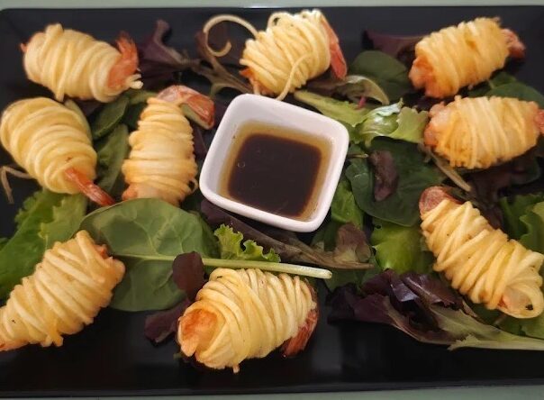 Langostinos con crujiente de patatas en Pimienta negra gastrobar en Valdefuentes